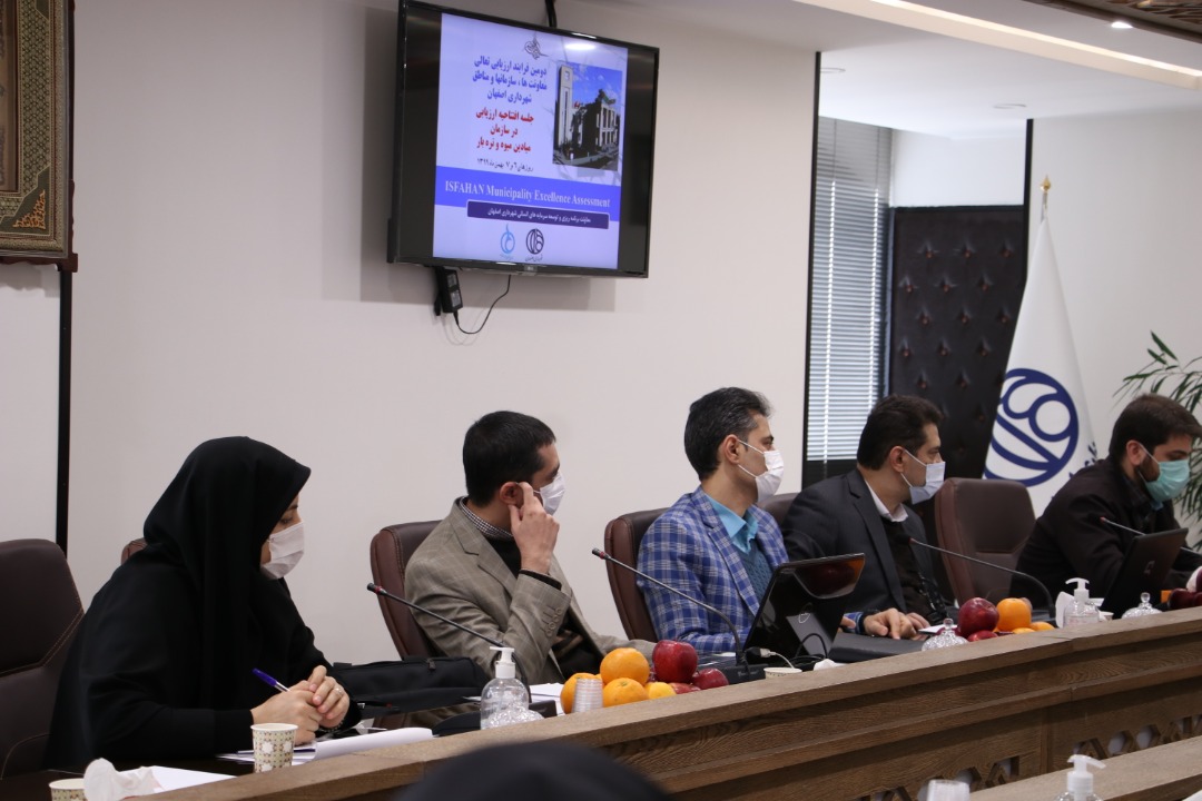 اهداء حکم ریاست انجمن پیشکسوتان ورزش استان اصفهان به جناب آقای دکتر ماه آور پور